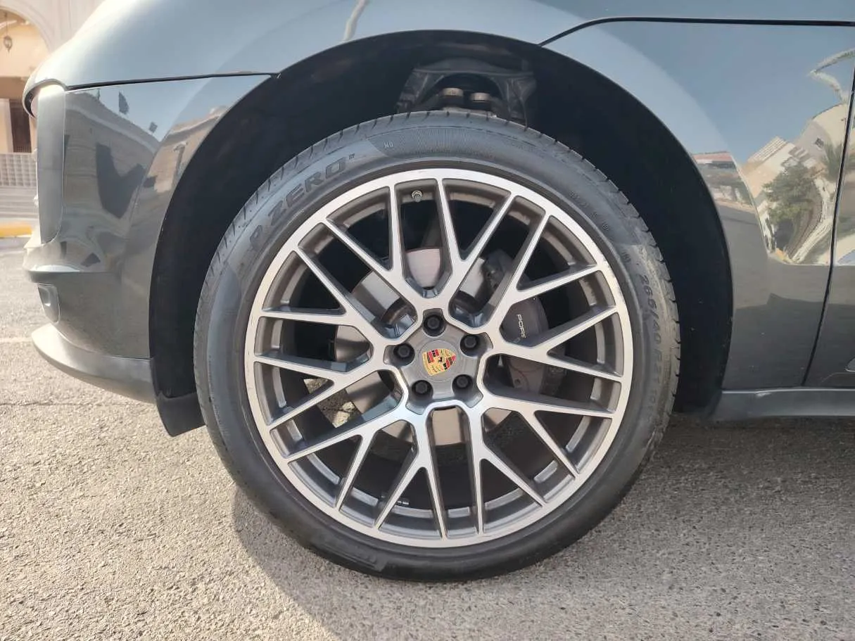 Car image 9