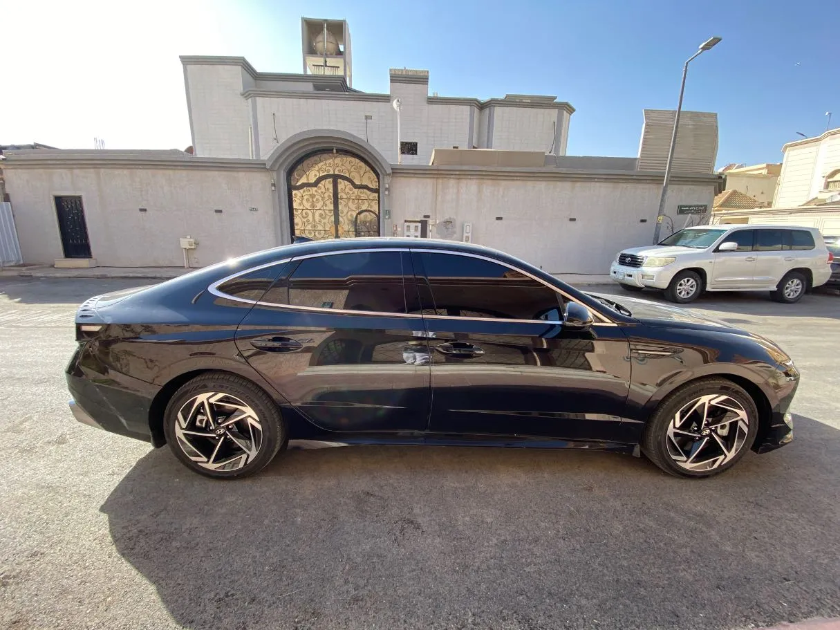 Car image 4