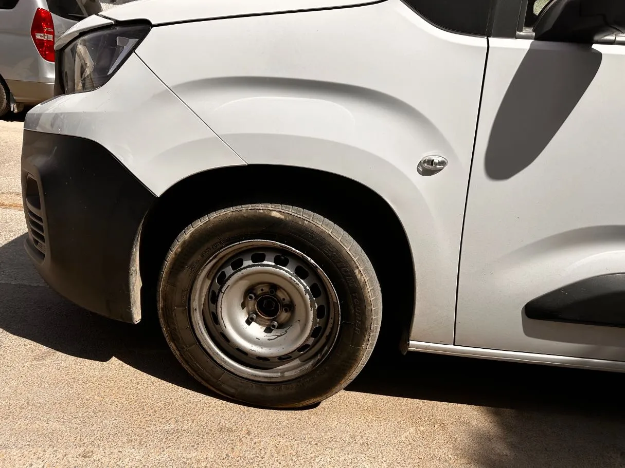 Car image 9