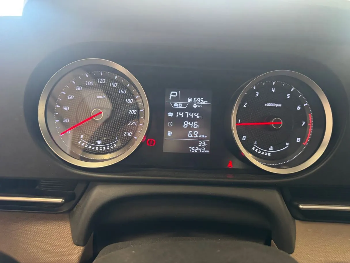 Car image 9