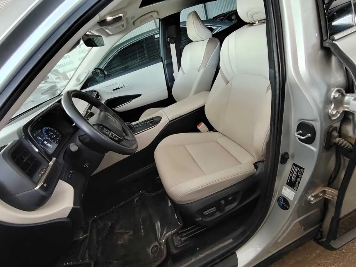 Car image 16
