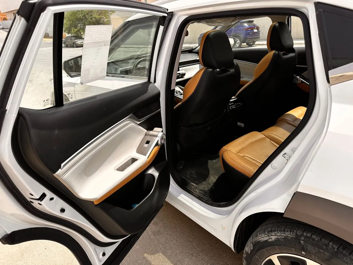 Car image 13