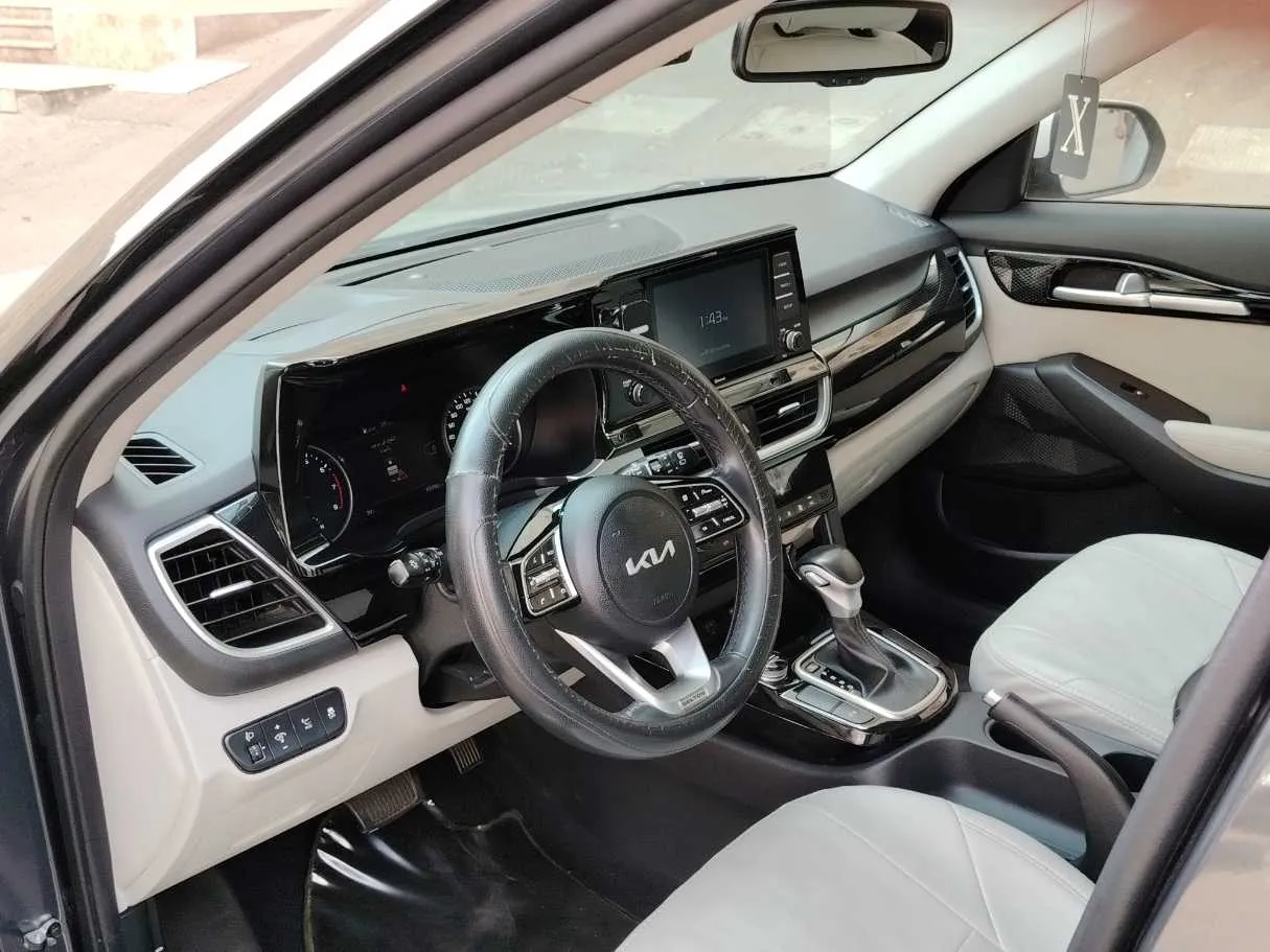 Car image 11