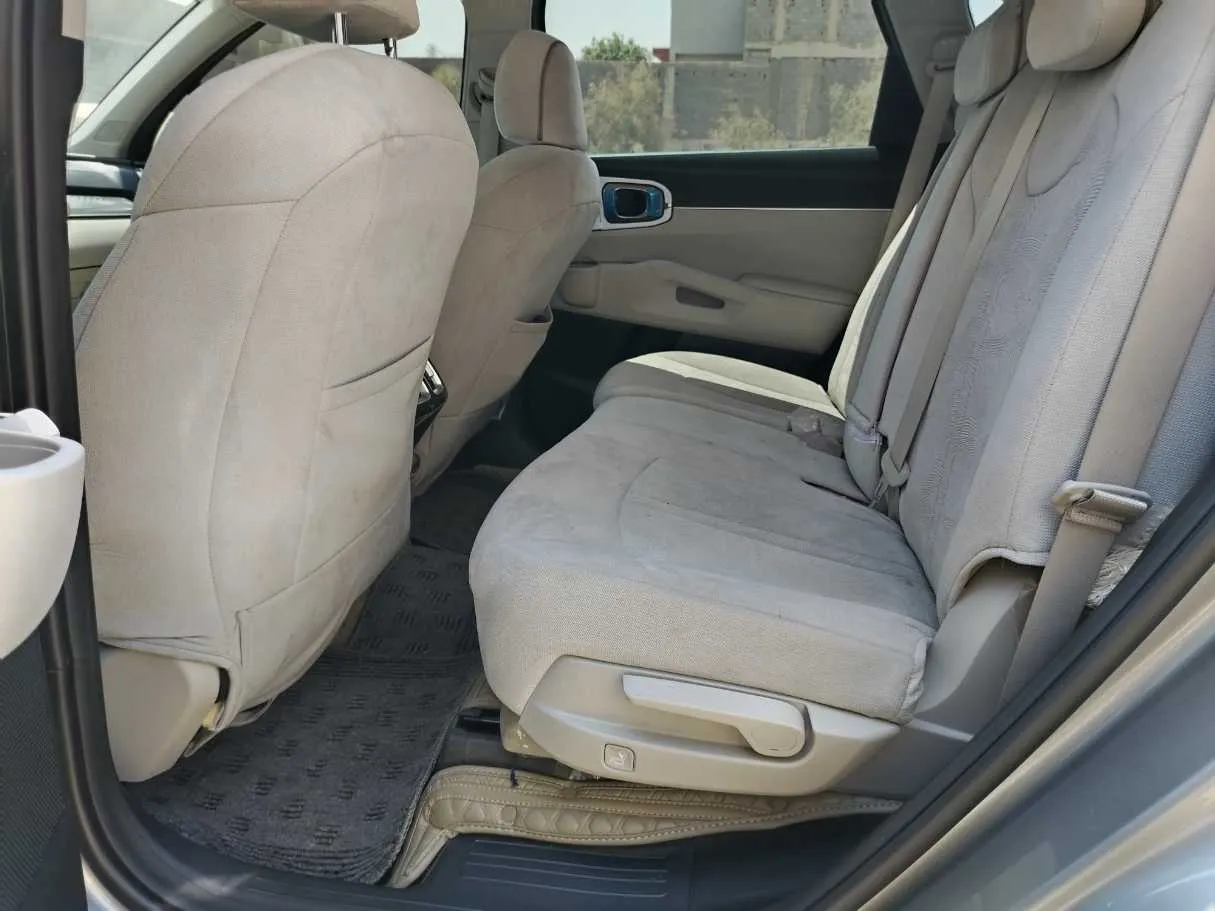 Car image 18