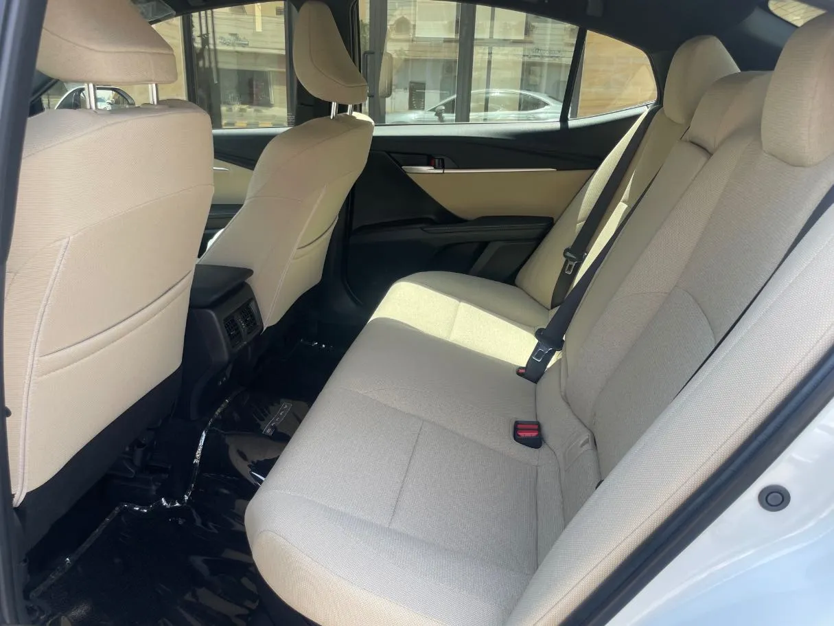 Car image 16