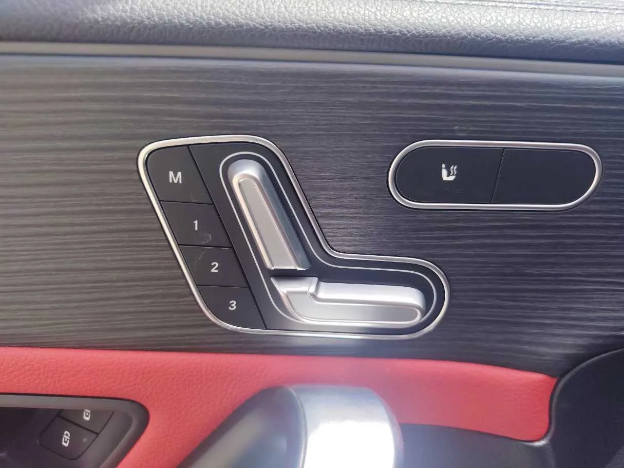 Car image 25