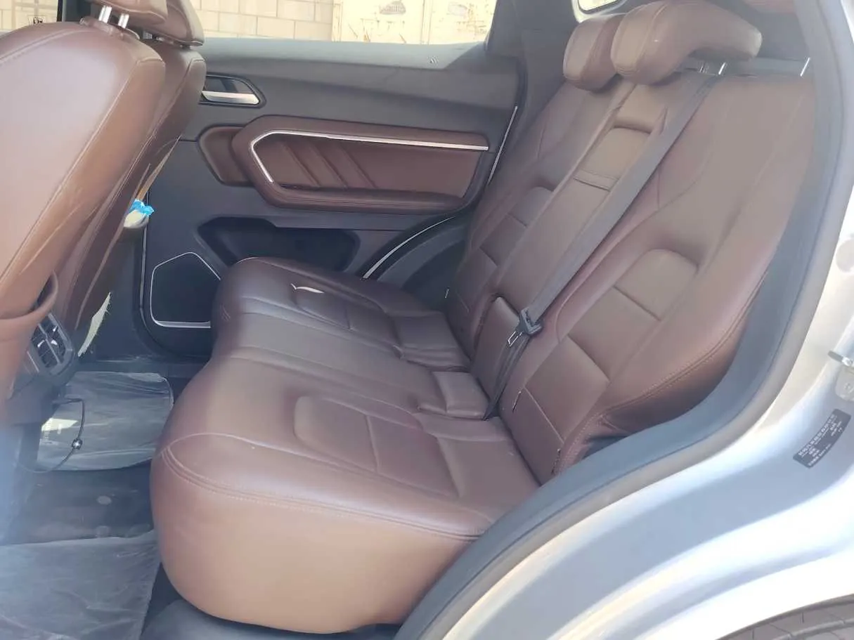 Car image 14