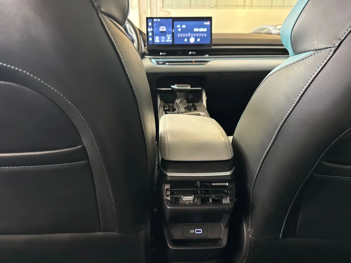 Car image 18