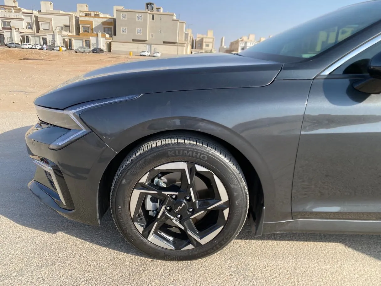 Car image 9