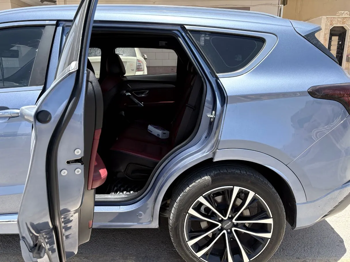 Car image 15