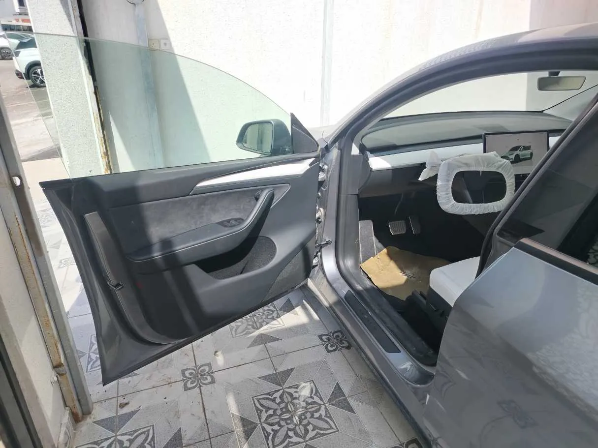 Car image 11