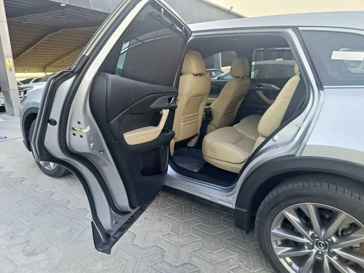 Car image 14