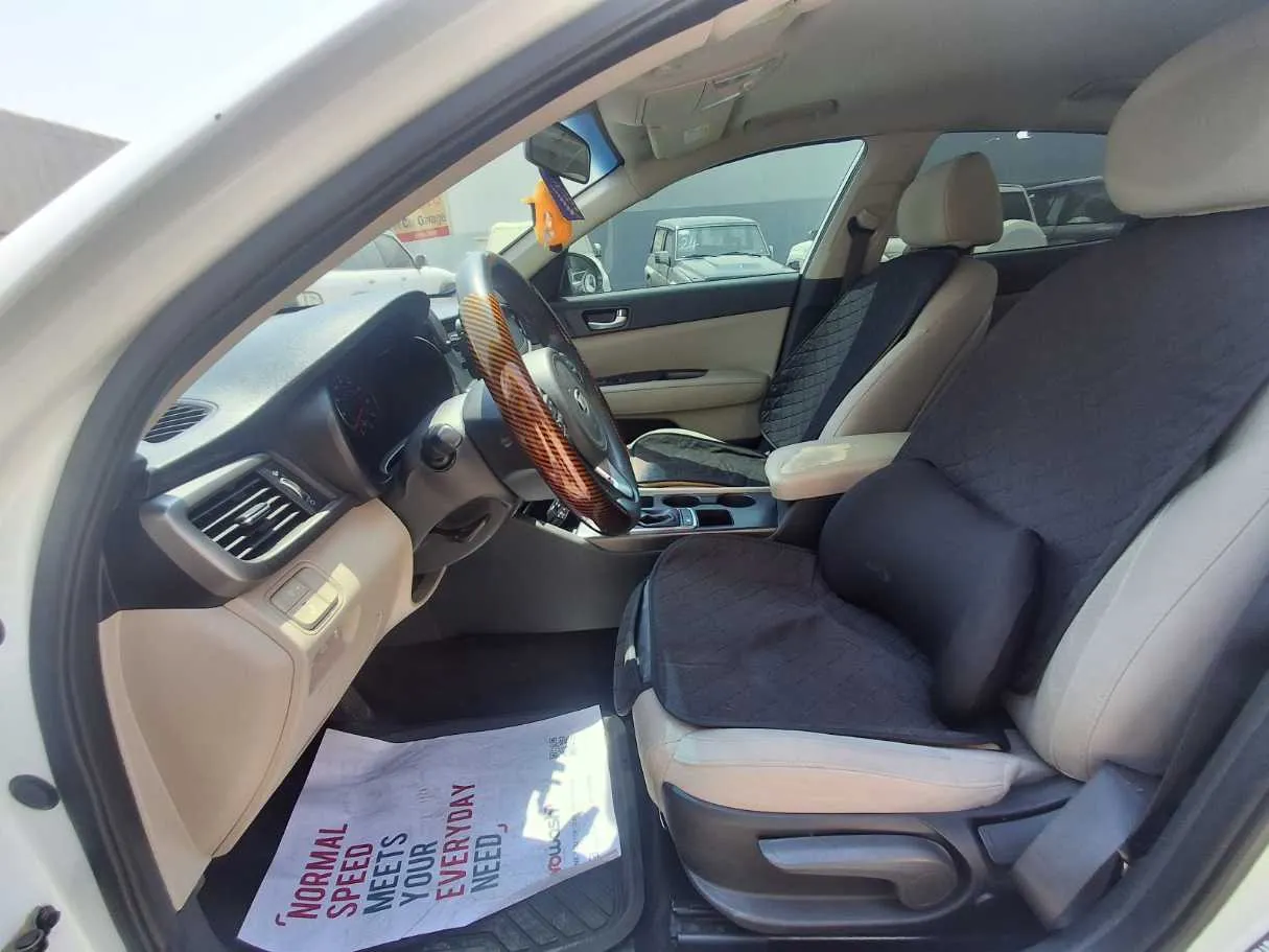 Car image 12