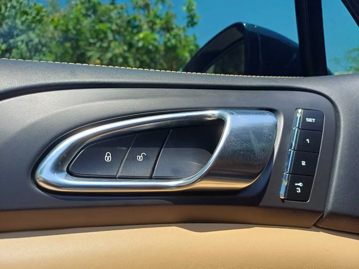 Car image 26