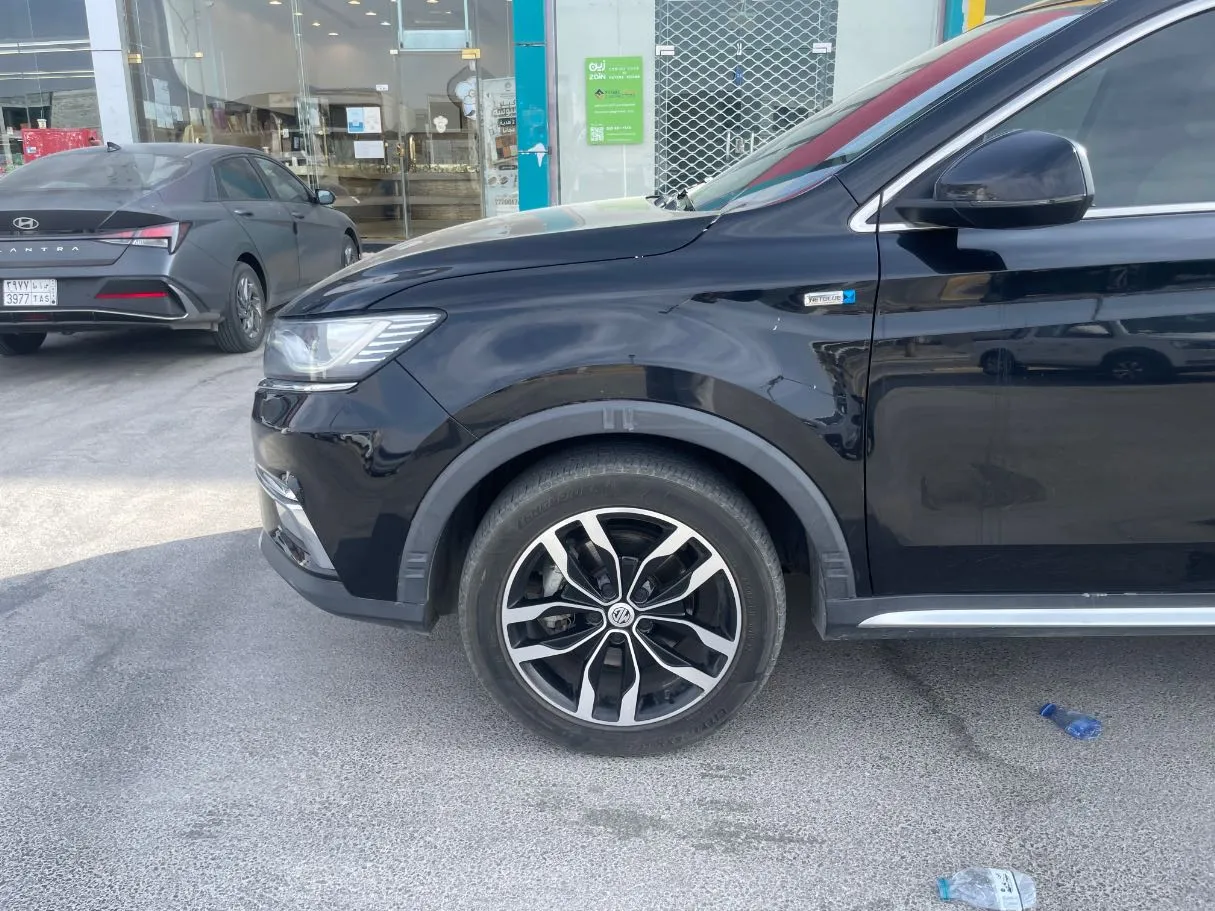 Car image 9