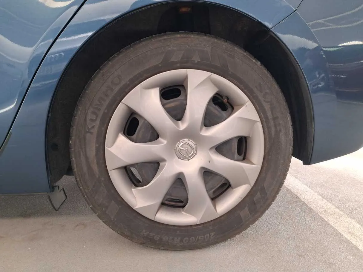 Car image 9