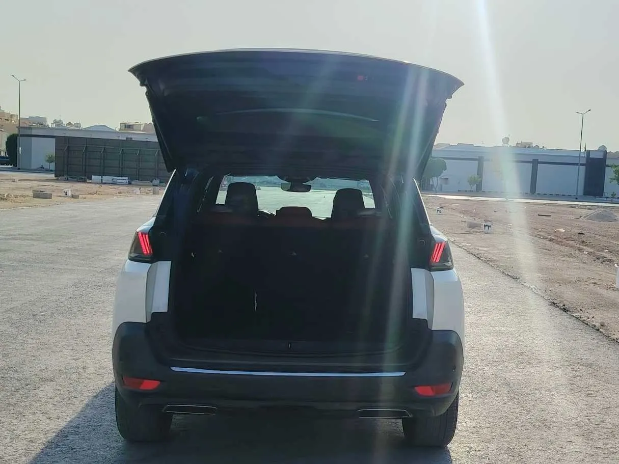 Car image 26