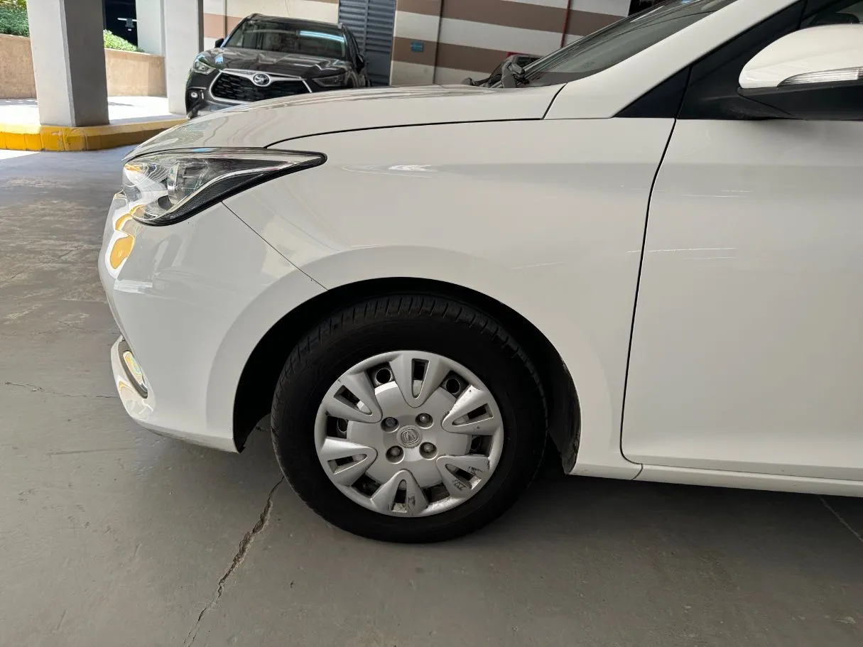 Car image 9