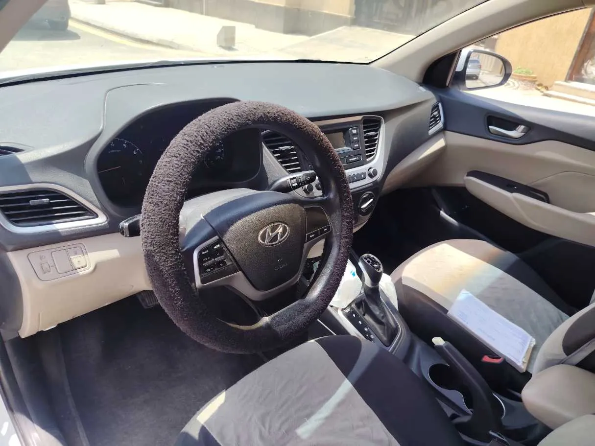 Car image 12