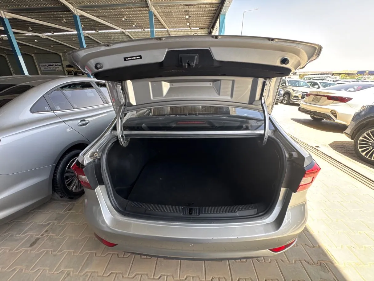 Car image 18