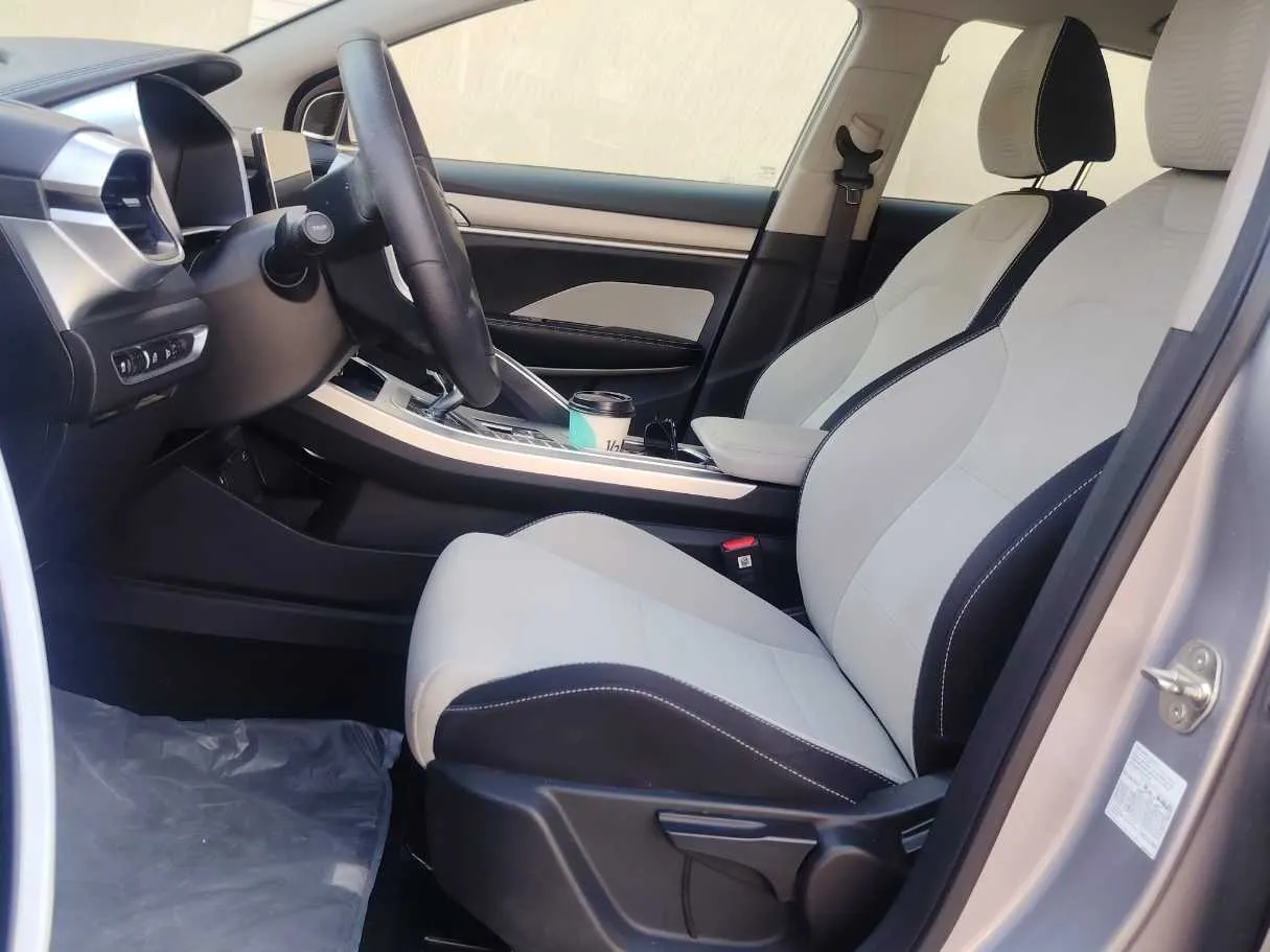 Car image 12
