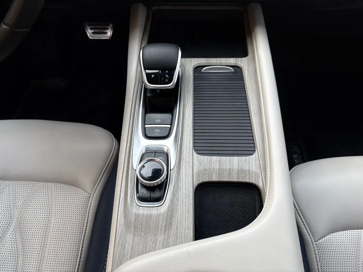 Car image 19