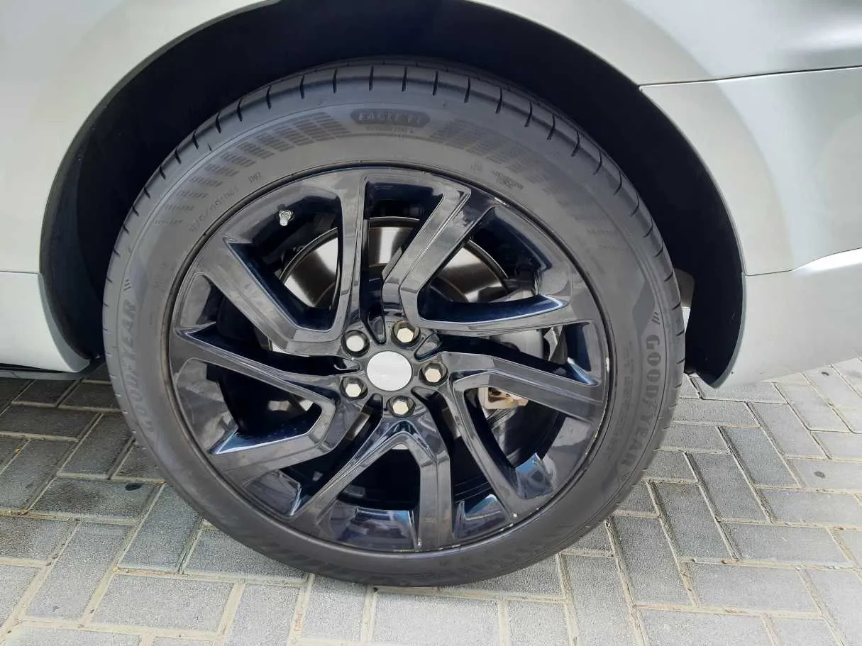 Car image 9