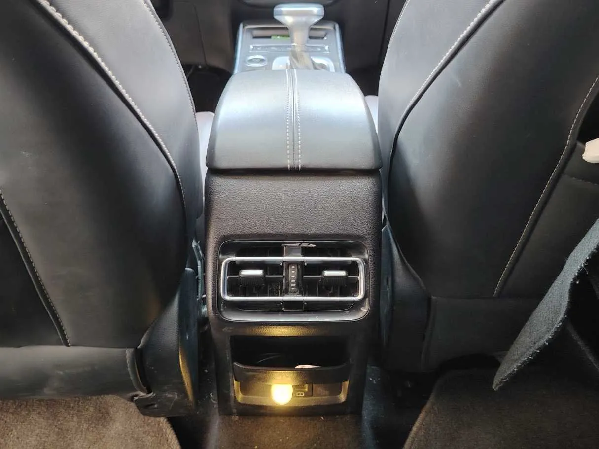 Car image 28