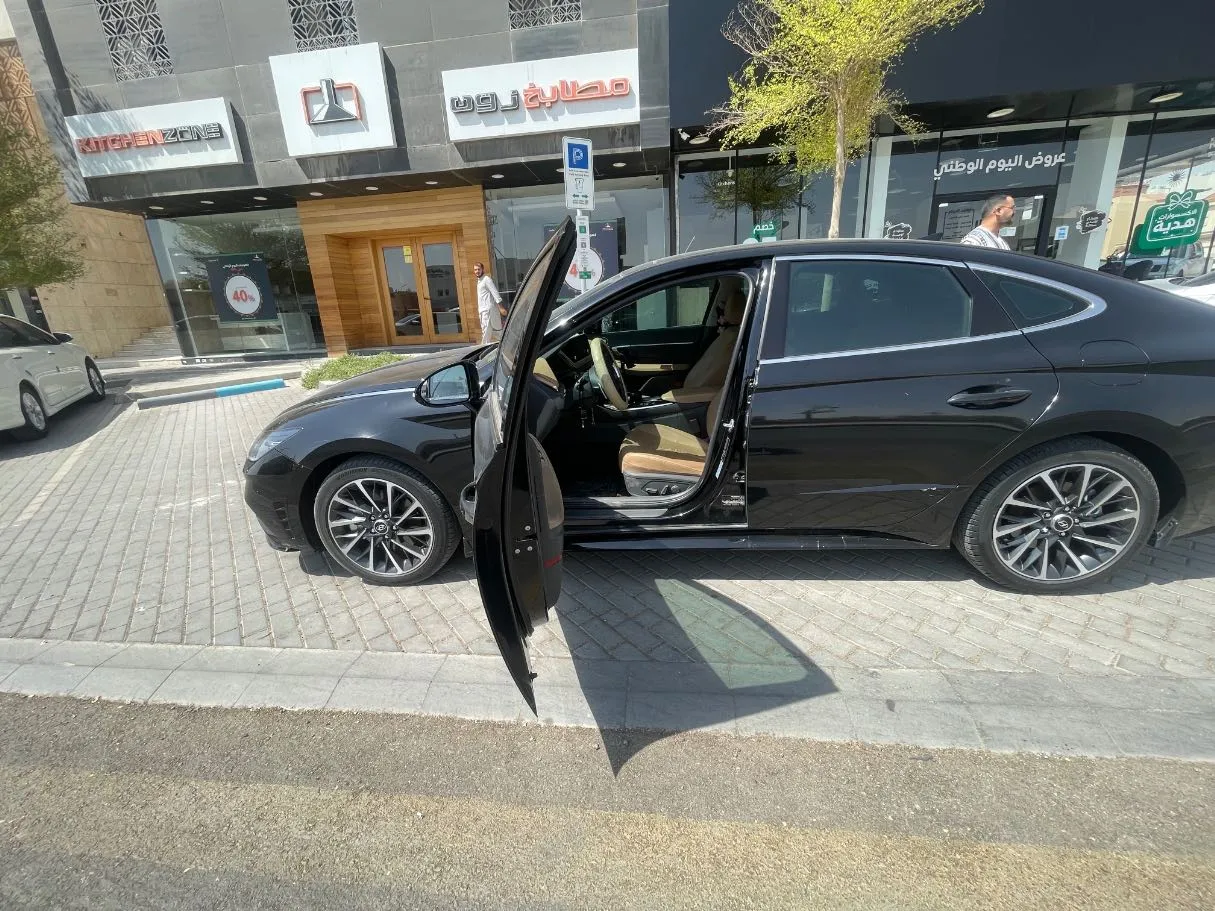 Car image 13