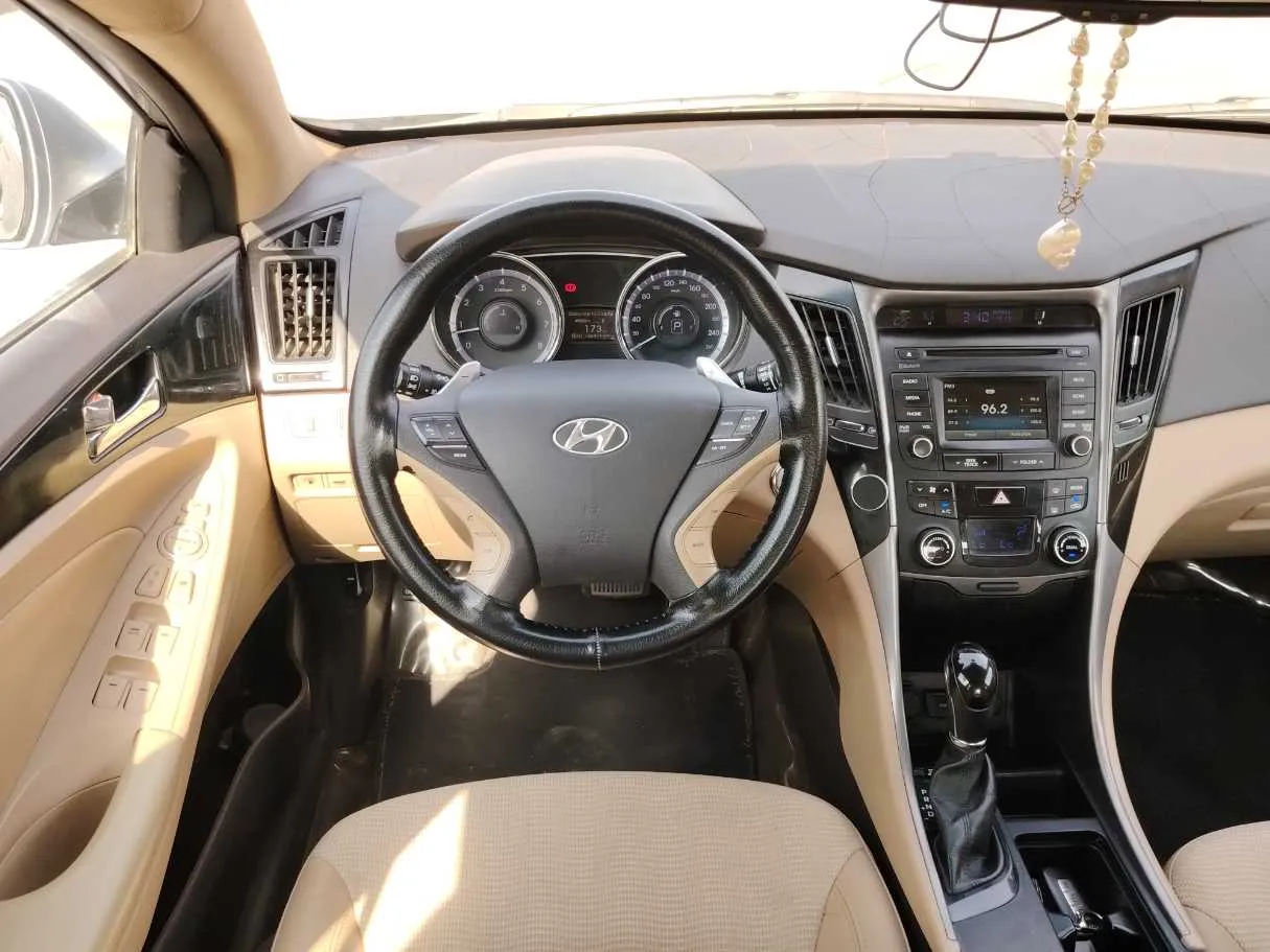 Car image 25