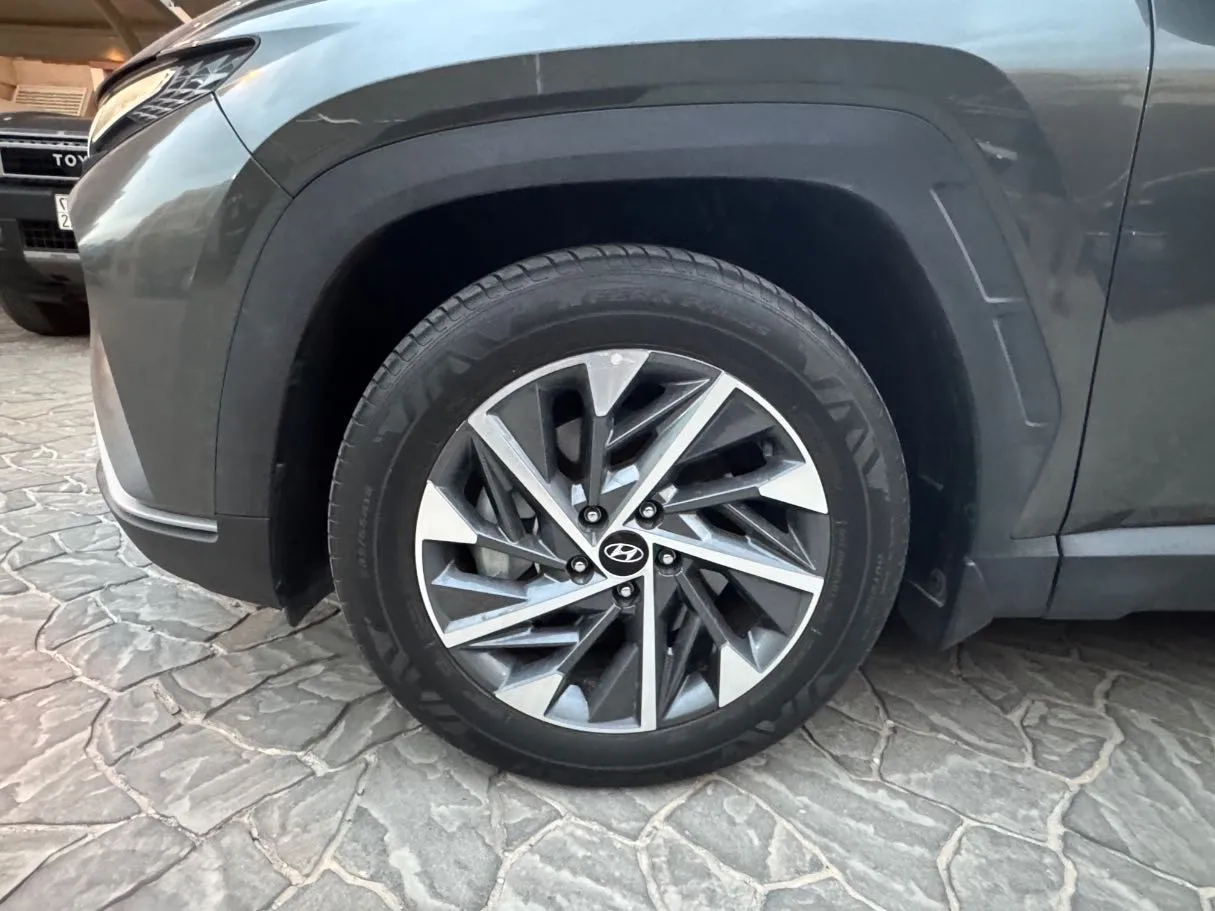 Car image 9