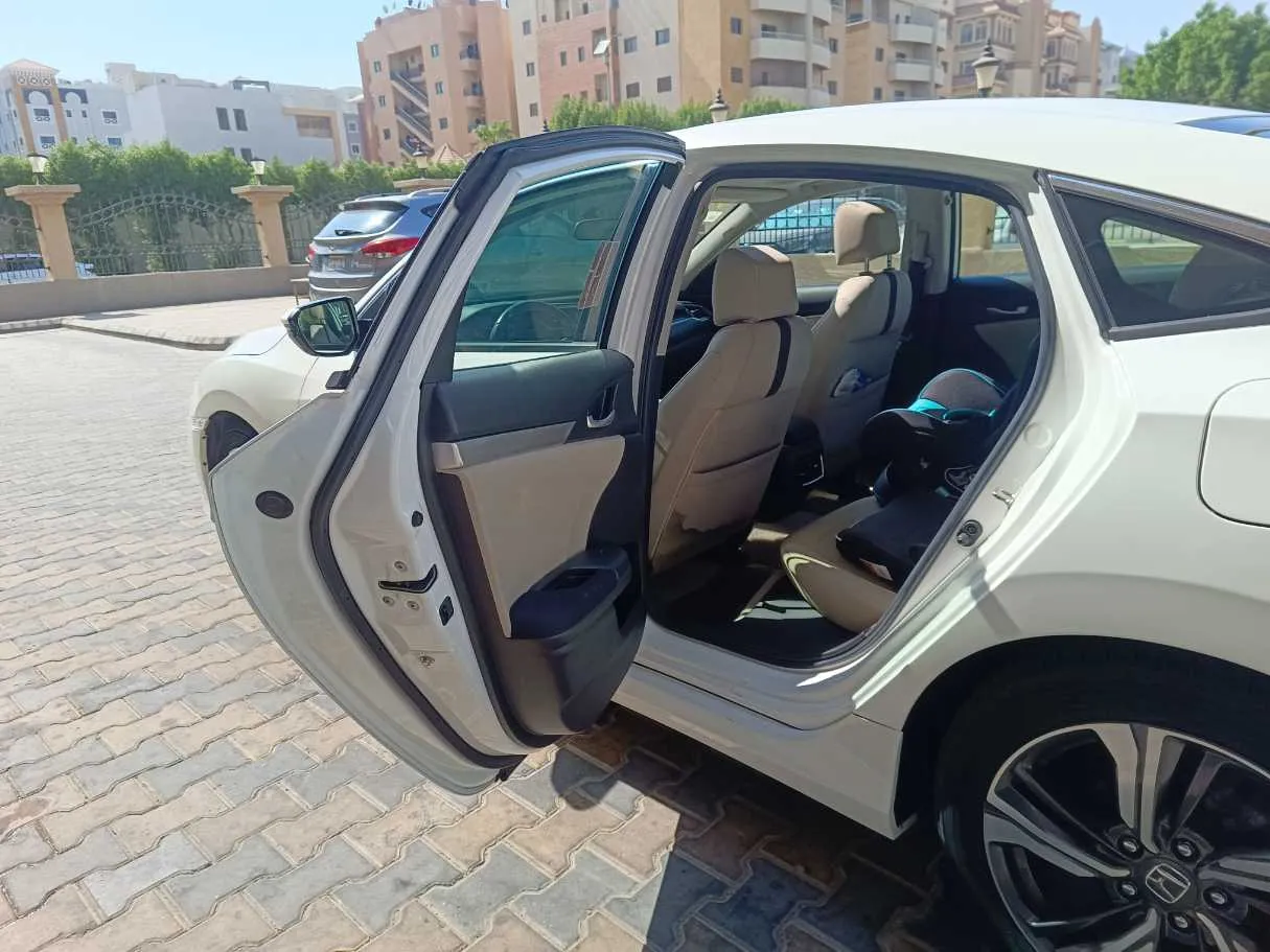 Car image 14