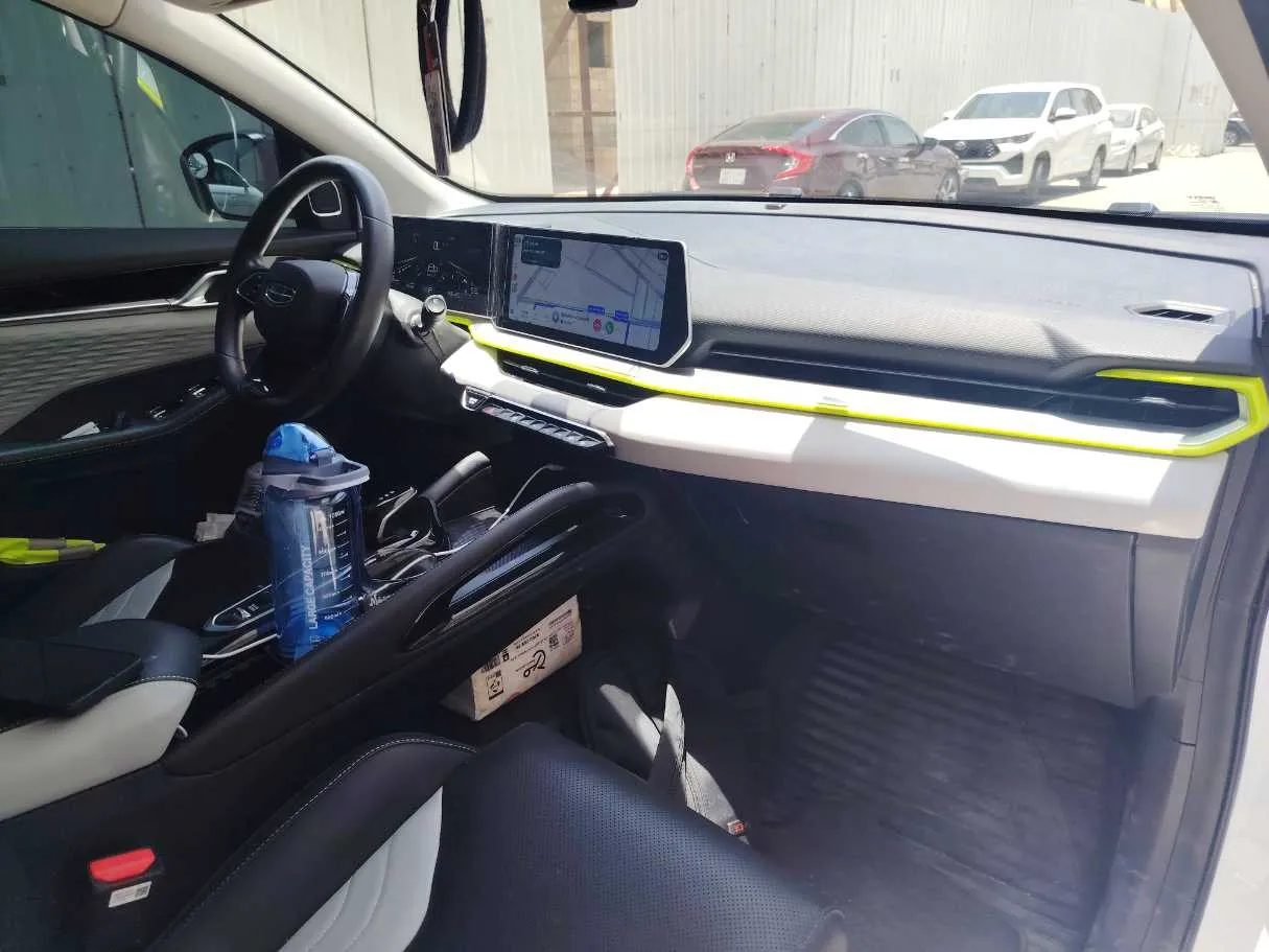 Car image 14