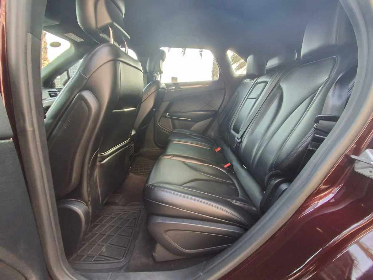 Car image 13