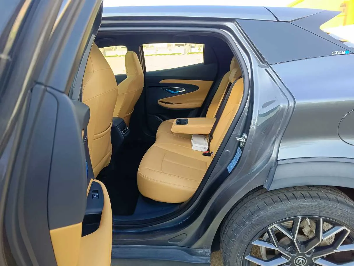 Car image 19