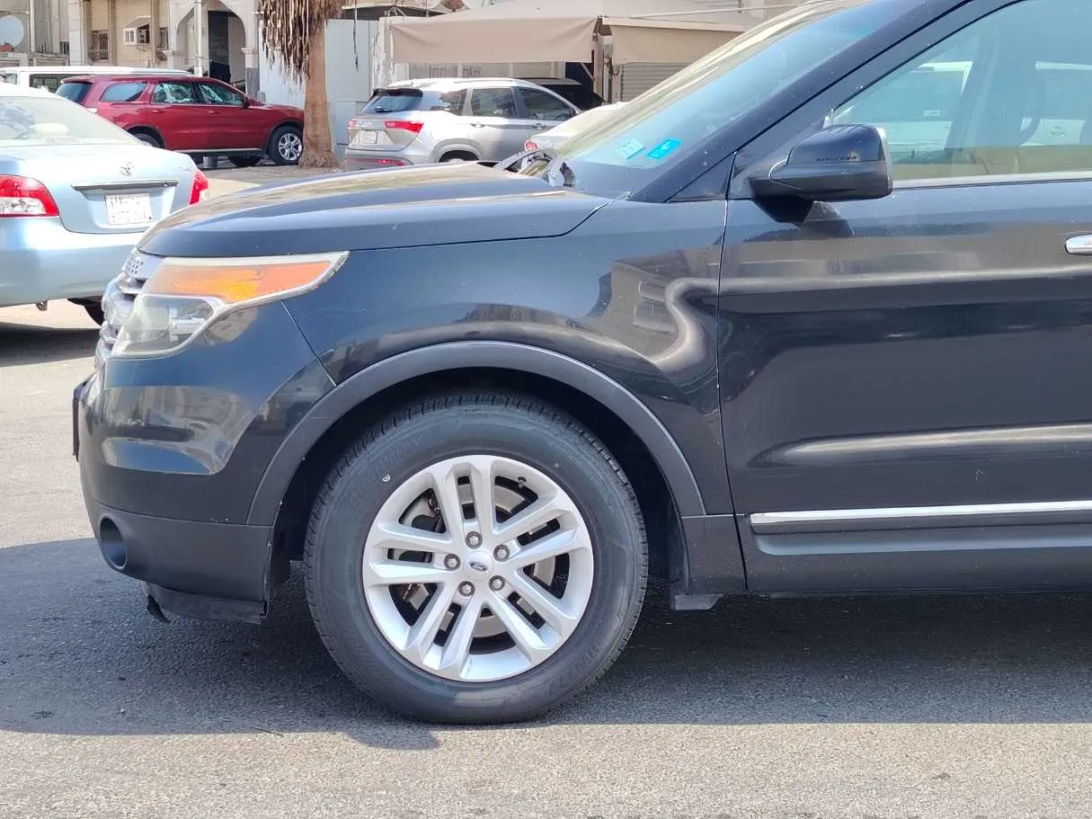 Car image 9