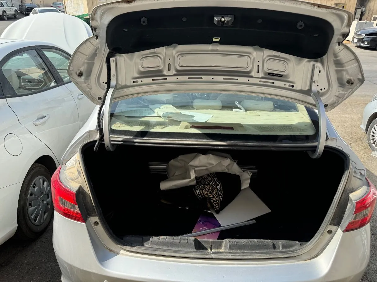 Car image 14