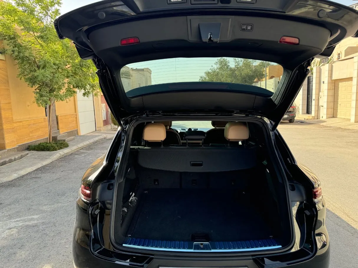 Car image 25