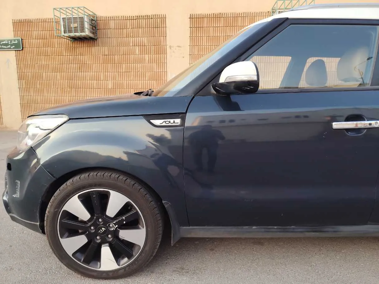 Car image 9