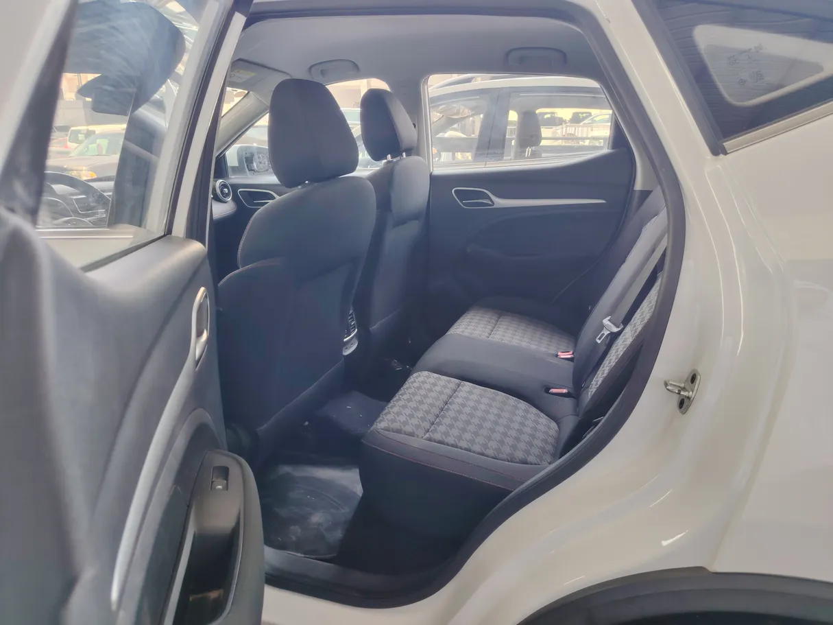 Car image 17