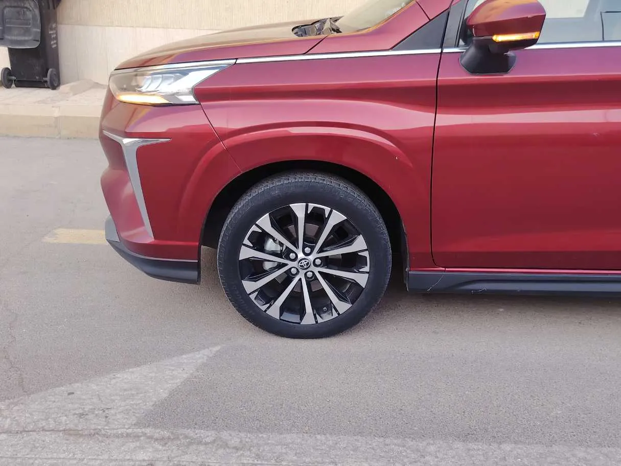 Car image 8