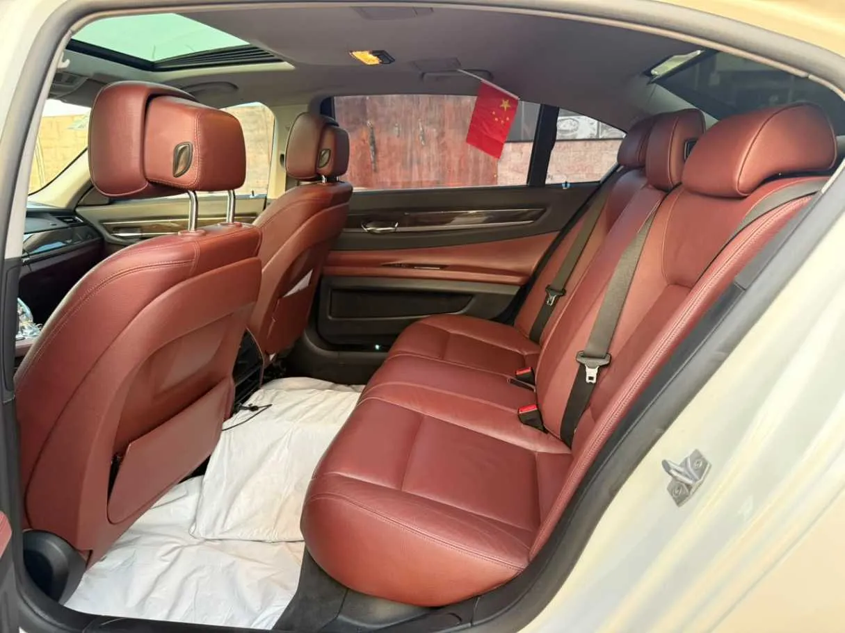 Car image 19