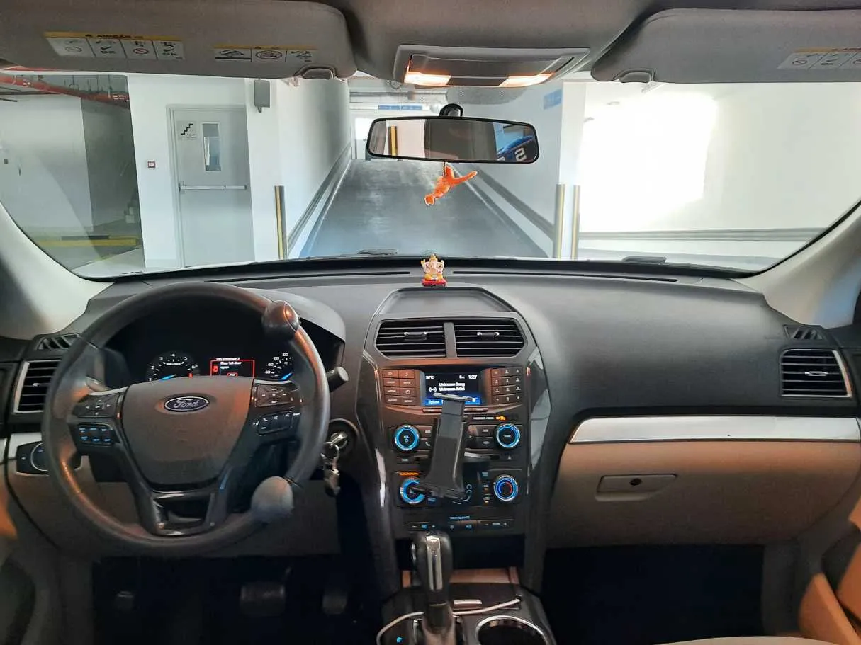 Car image 15