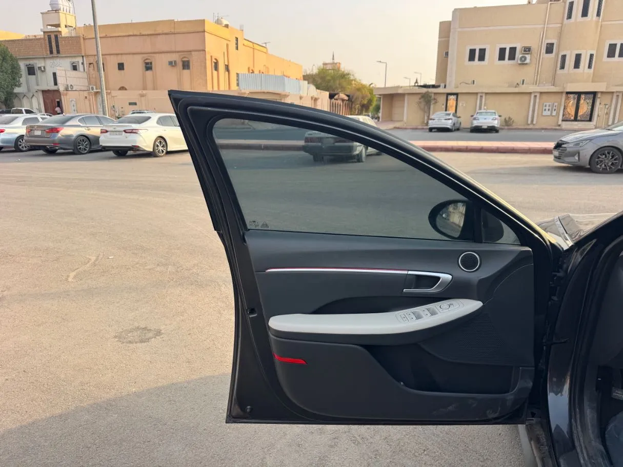 Car image 10
