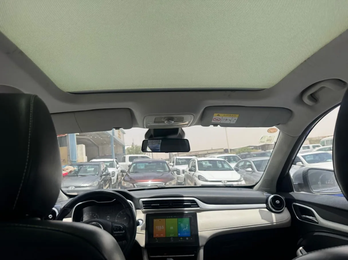 Car image 14