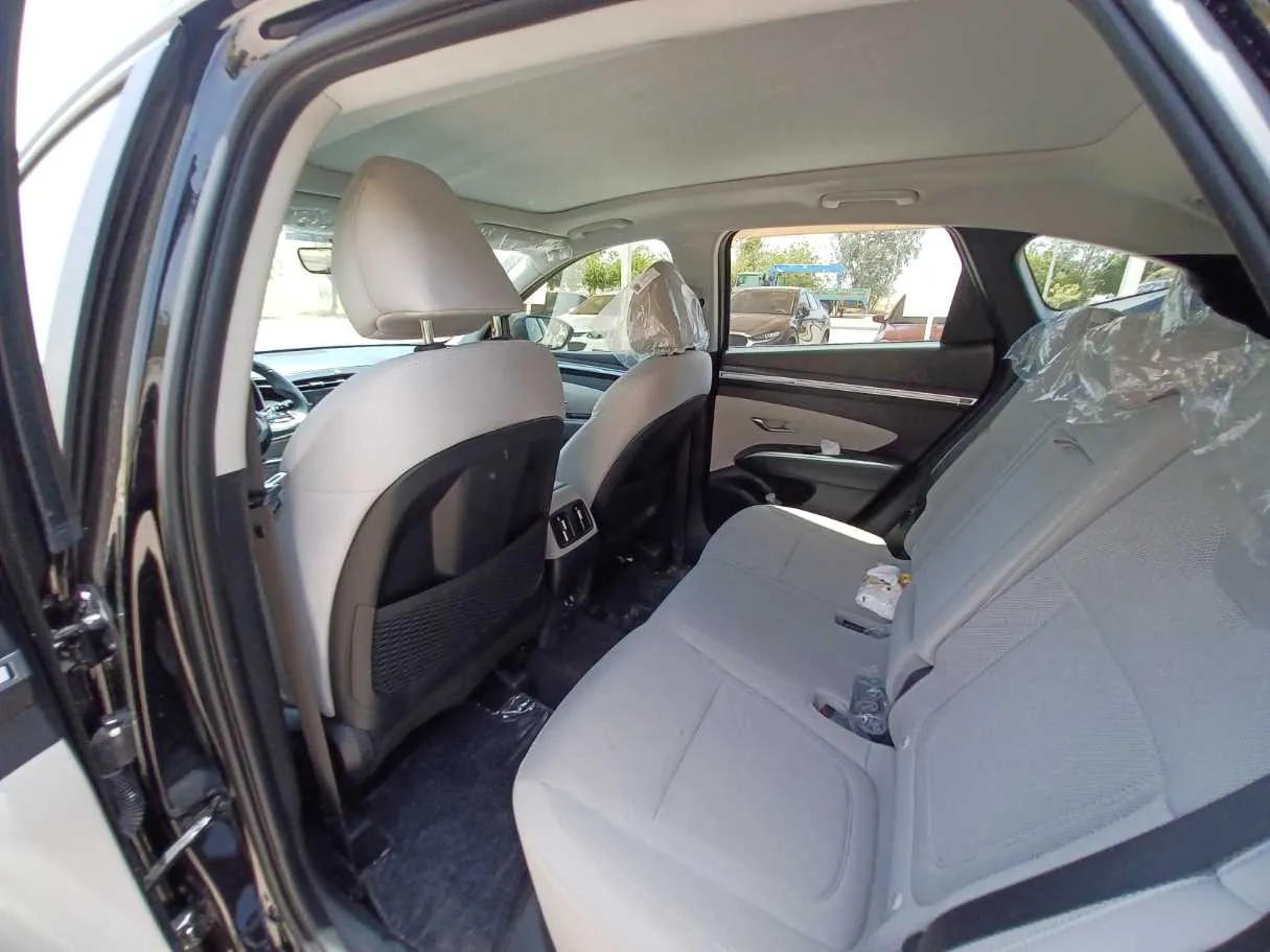 Car image 12