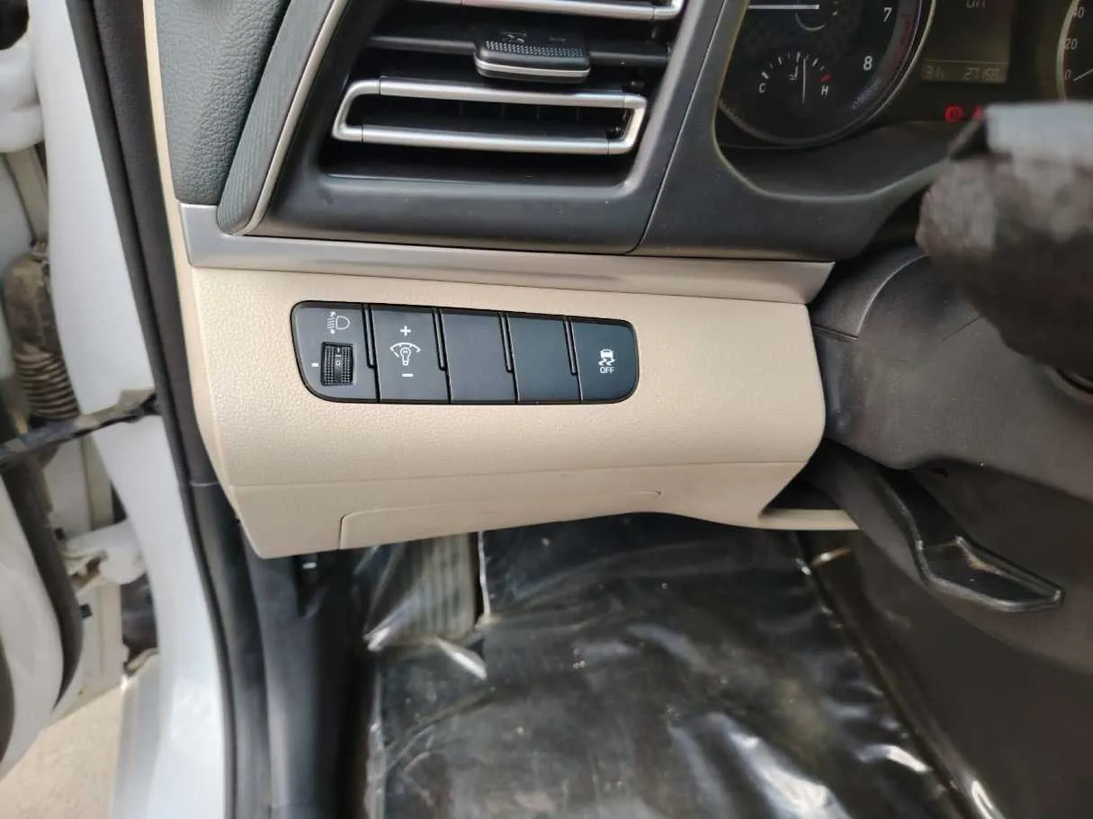 Car image 36