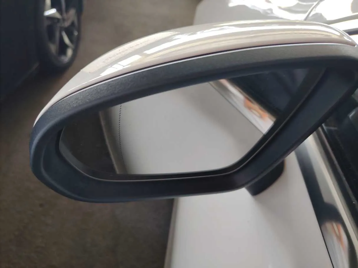 Car image 32