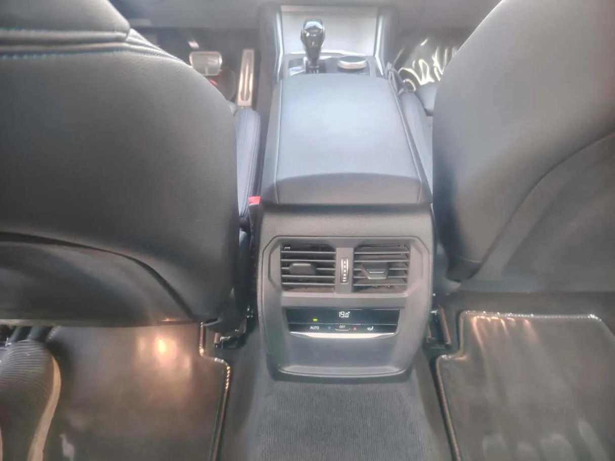 Car image 32