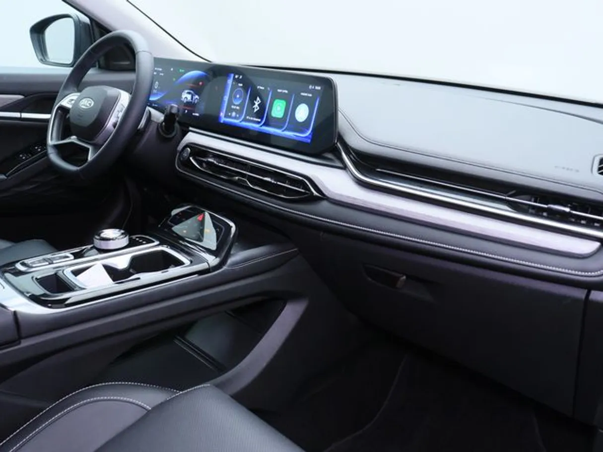 Car image 10